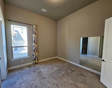 810 Elm Park Drive - Photo Thumbnail 15