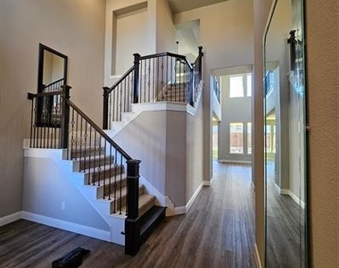 810 Elm Park Drive - Photo Thumbnail 6
