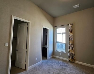 810 Elm Park Drive - Photo Thumbnail 9
