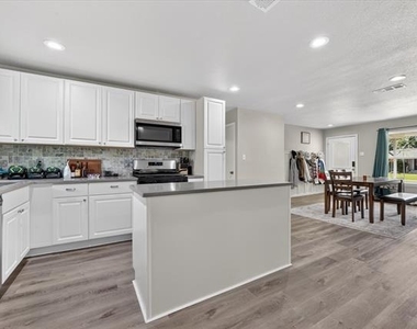 324 N Shore Place - Photo Thumbnail 10
