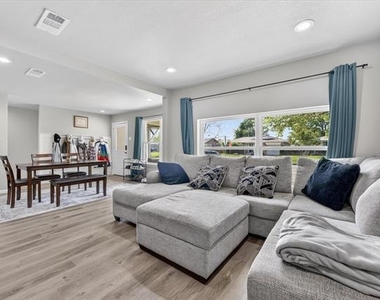 324 N Shore Place - Photo Thumbnail 3