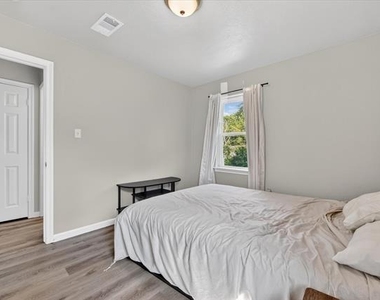 324 N Shore Place - Photo Thumbnail 16