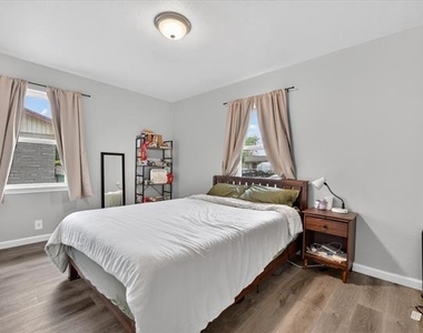 324 N Shore Place - Photo Thumbnail 11