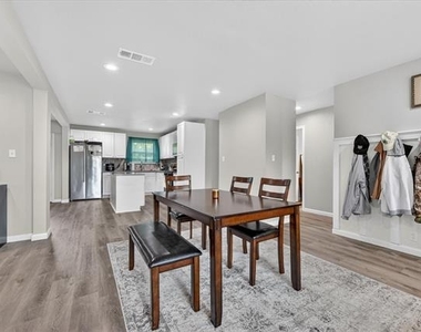 324 N Shore Place - Photo Thumbnail 6