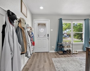 324 N Shore Place - Photo Thumbnail 7