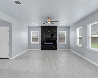 588 Highview Court - Photo Thumbnail 6