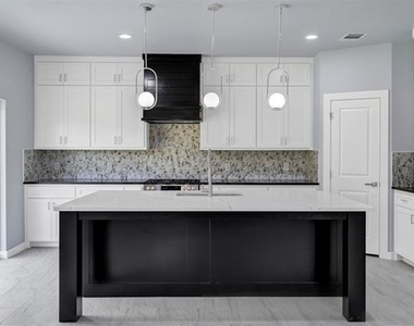 588 Highview Court - Photo Thumbnail 11
