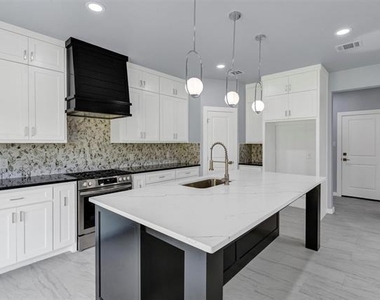 588 Highview Court - Photo Thumbnail 13