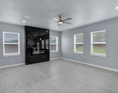 588 Highview Court - Photo Thumbnail 10