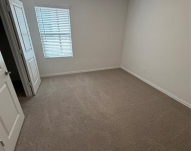 2203 Rannoch Street - Photo Thumbnail 8