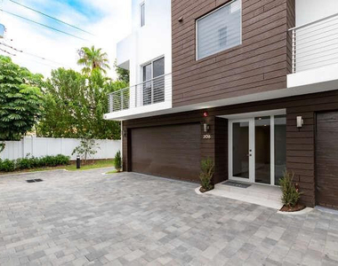 700 Ne 14th Avenue - Photo Thumbnail 3