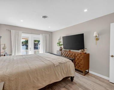 1570 Ne 30th Place - Photo Thumbnail 27