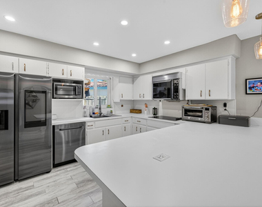 1570 Ne 30th Place - Photo Thumbnail 16