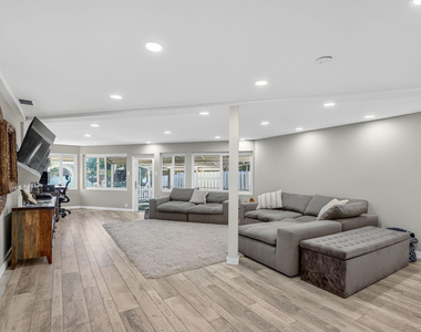 1570 Ne 30th Place - Photo Thumbnail 12