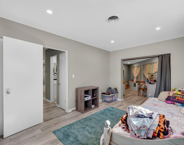1570 Ne 30th Place - Photo Thumbnail 34