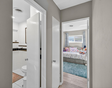 1570 Ne 30th Place - Photo Thumbnail 32