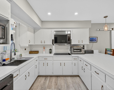 1570 Ne 30th Place - Photo Thumbnail 17