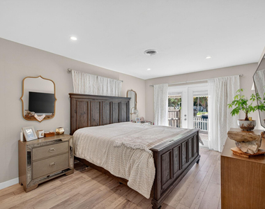 1570 Ne 30th Place - Photo Thumbnail 26