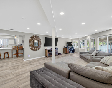 1570 Ne 30th Place - Photo Thumbnail 13
