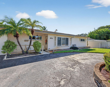 1570 Ne 30th Place - Photo Thumbnail 3