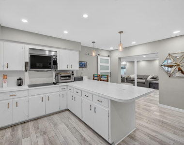 1570 Ne 30th Place - Photo Thumbnail 18