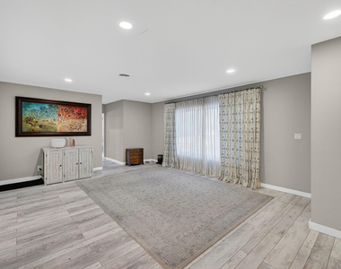 1570 Ne 30th Place - Photo Thumbnail 7