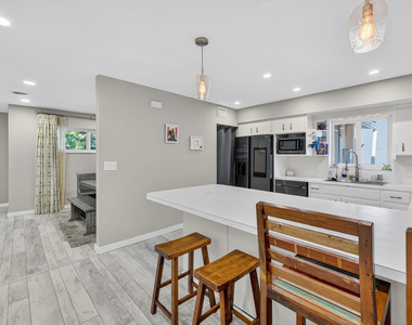 1570 Ne 30th Place - Photo Thumbnail 21