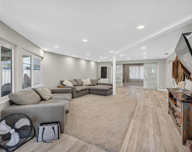 1570 Ne 30th Place - Photo Thumbnail 23