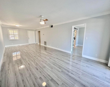 312 Northlake Drive - Photo Thumbnail 2