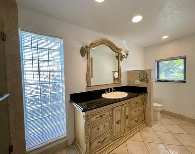 2725 Ne 27th Court - Photo Thumbnail 16