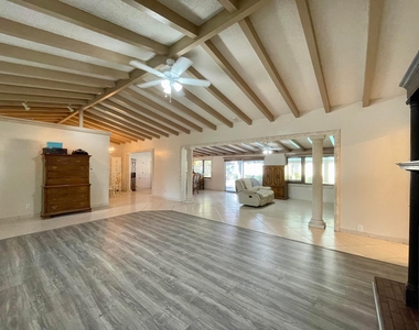 2725 Ne 27th Court - Photo Thumbnail 4