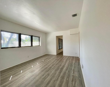 2725 Ne 27th Court - Photo Thumbnail 15