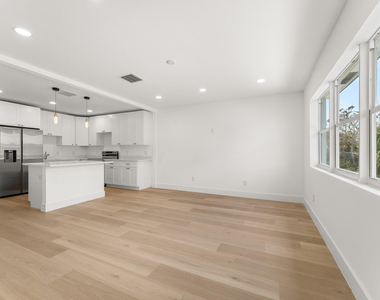111 W 35th Street - Photo Thumbnail 2