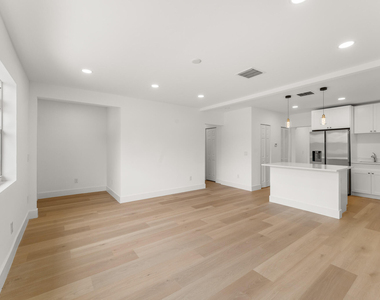 111 W 35th Street - Photo Thumbnail 4