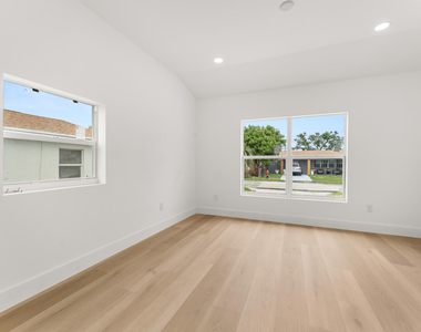 111 W 35th Street - Photo Thumbnail 13