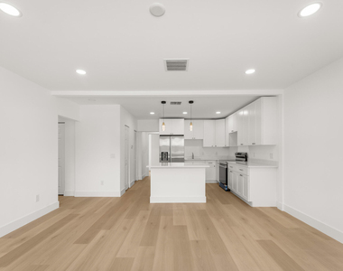 111 W 35th Street - Photo Thumbnail 3