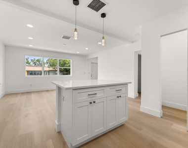 111 W 35th Street - Photo Thumbnail 5