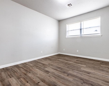 617 Queensboro Place - Photo Thumbnail 5