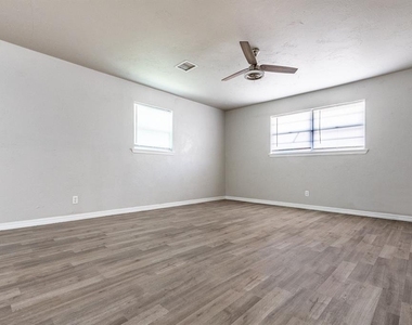 617 Queensboro Place - Photo Thumbnail 4