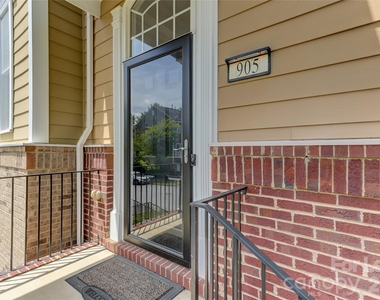 905 Lyndley Drive - Photo Thumbnail 4