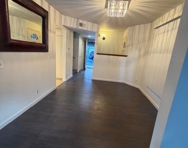 18435 Keswick Street - Photo Thumbnail 9