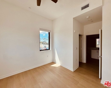3977 Beverly Boulevard - Photo Thumbnail 4