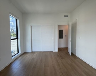5119 Colfax Avenue - Photo Thumbnail 15