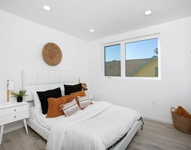 945 N Oxford Avenue - Photo Thumbnail 13