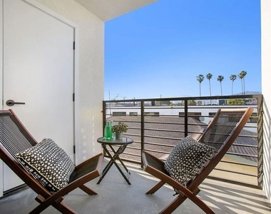 945 N Oxford Avenue - Photo Thumbnail 6