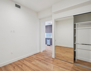 10431 Santa Monica Boulevard - Photo Thumbnail 3