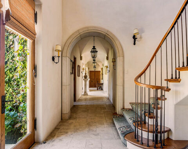 1550 Amalfi Drive - Photo Thumbnail 37
