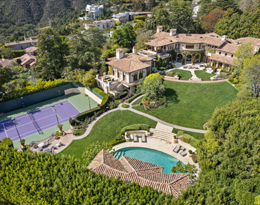1550 Amalfi Drive - Photo Thumbnail 1