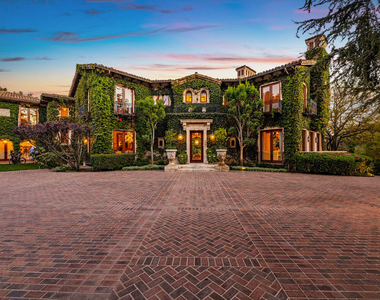 1550 Amalfi Drive - Photo Thumbnail 2