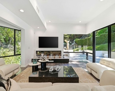 2350 Benedict Canyon Drive - Photo Thumbnail 8